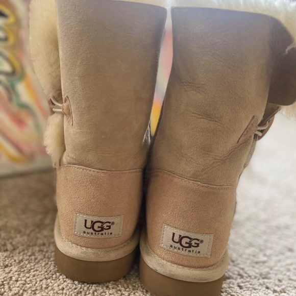 UGGS - Picture 3 of 4